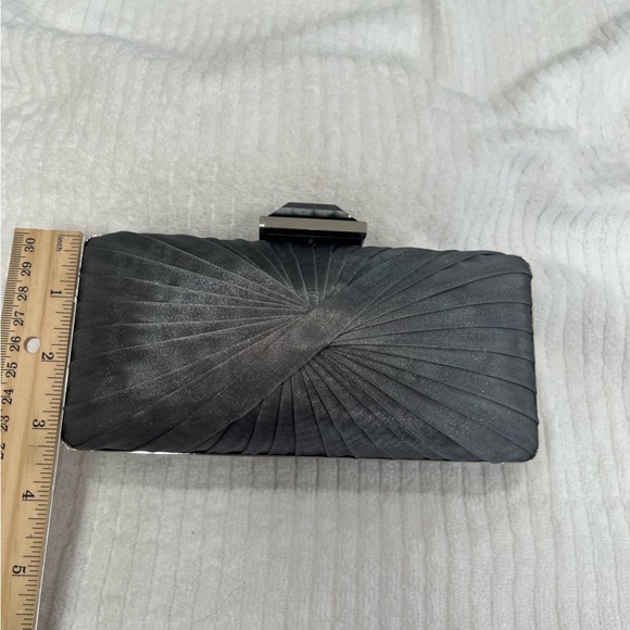 NWT Sondra Roberts Gray Silver Satin Twist Evening Clutch Silver Tone Chain Trim - Picture 6 of 11